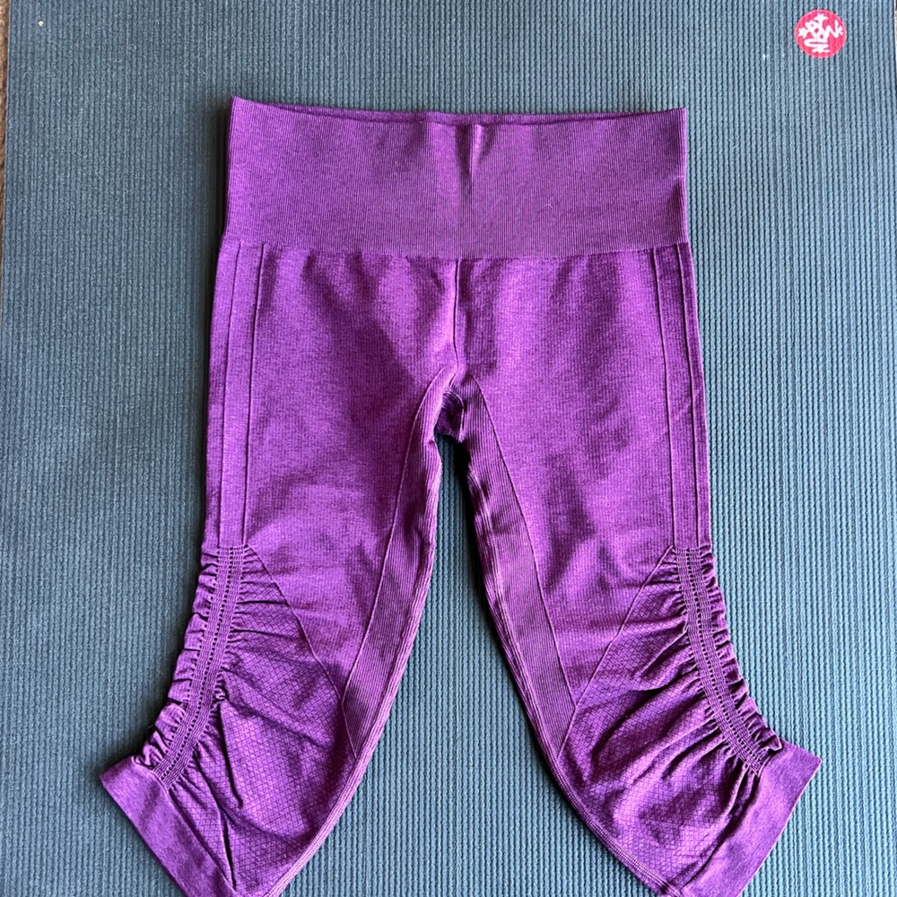 Lululemon scrunch contouring 3/4 length running/yoga pants
